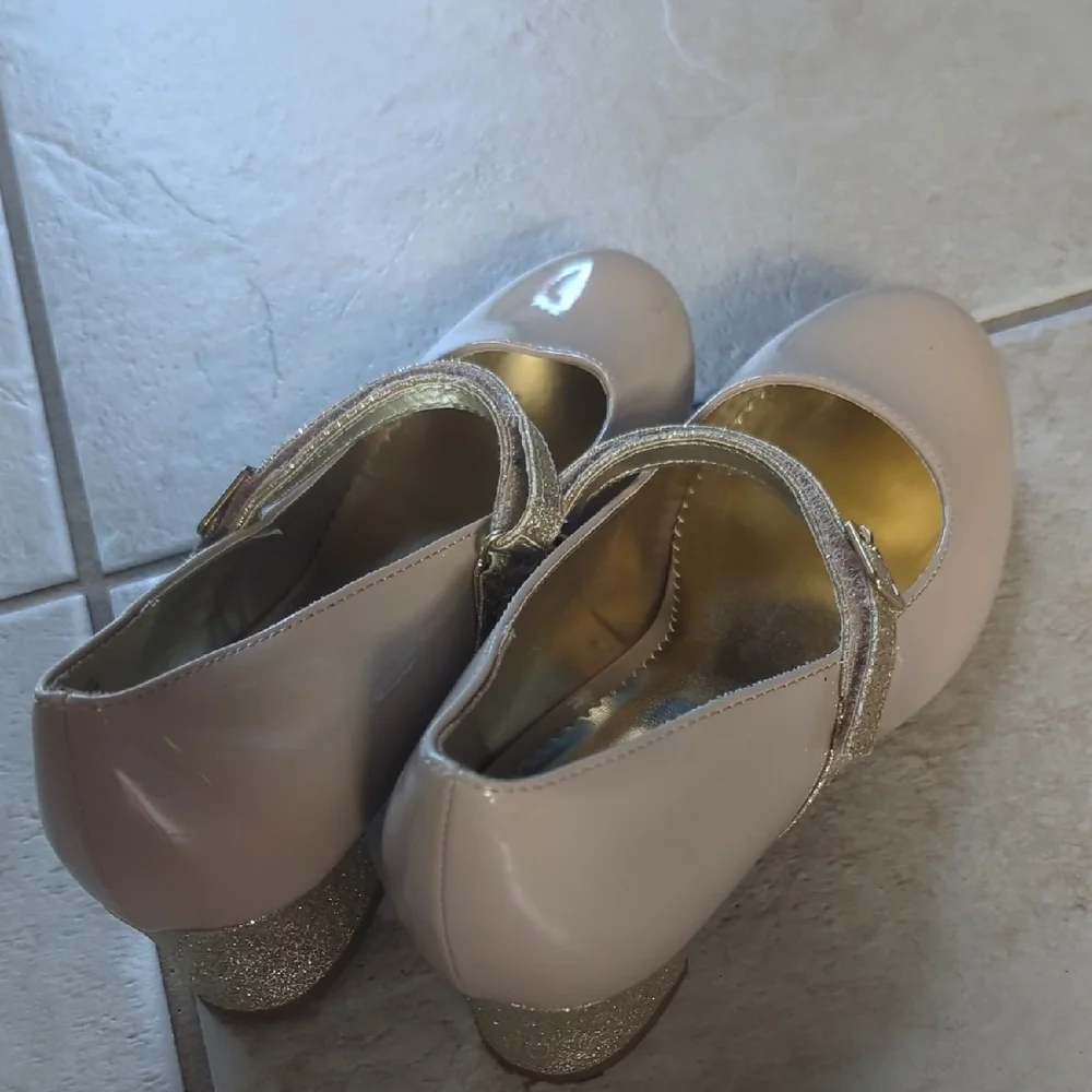 Nine West Cream and Gold Mary Jane Dress Shoes Girls Size 4